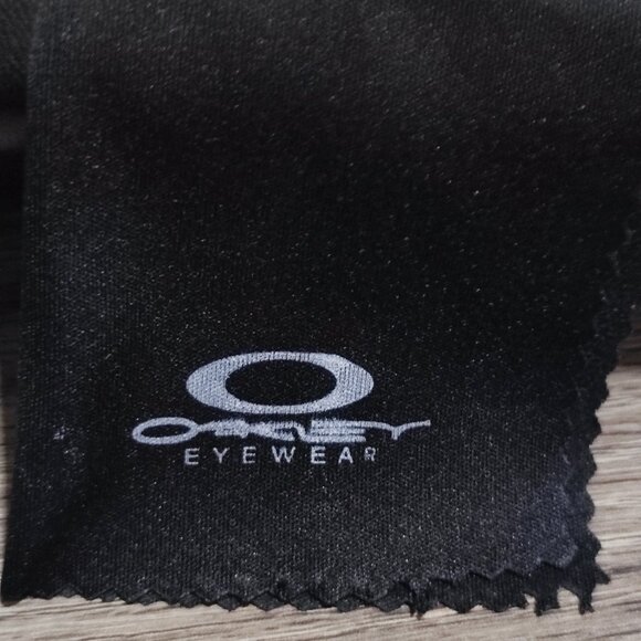 Oakley eyewear glasses case with cleaning cloth black cream - Picture 9 of 9